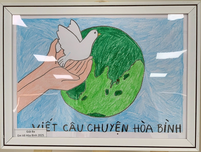 Vẽ tranh bảo vệ hòa bình thả chim bồ câu trắng bay