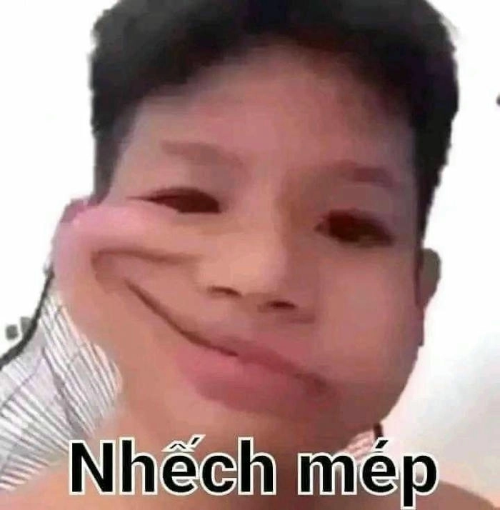 meme khinh bỉ cậu bé nhếch mép