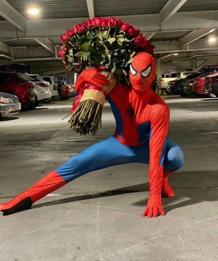 meme người nhện ôm hoa