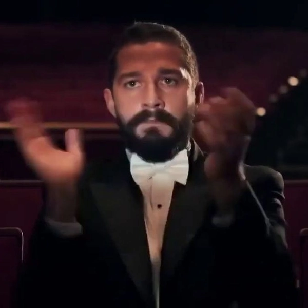 Ảnh meme vỗ tay Shia LaBeouf mặc vest trong rạp hát