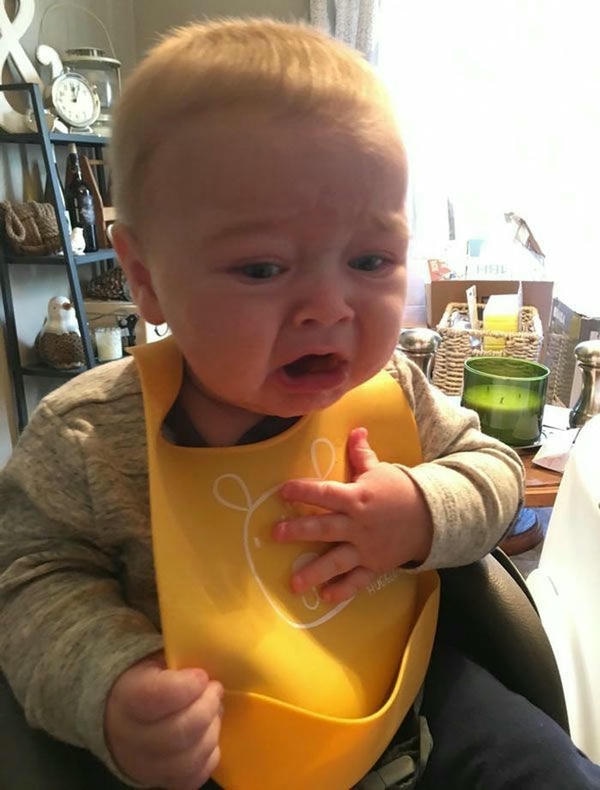 Em bé mếu máo khóc lóc sợ sệt trông rất tội