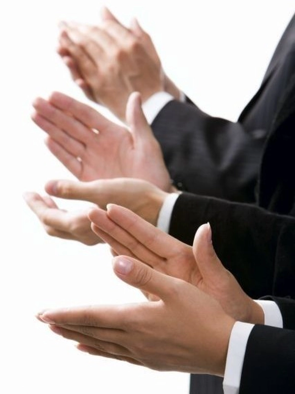 Hình ảnh vỗ tay chúc mừng của những người mặc vest