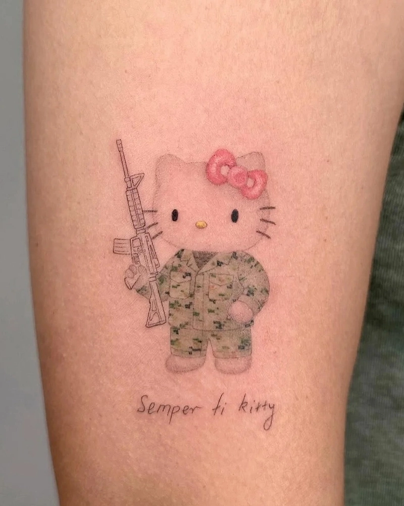 Hình xăm Hello Kitty mặc đồ lính cầm súng chất chơi