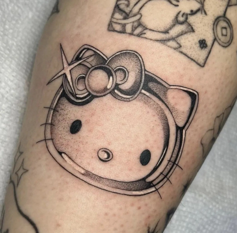 Hình xăm Hello Kitty nét mảnh đơn giản dễ thương trên tay