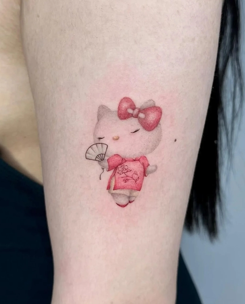 Hình xăm Hello Kitty nhỏ xíu mặc váy hồng dễ thương