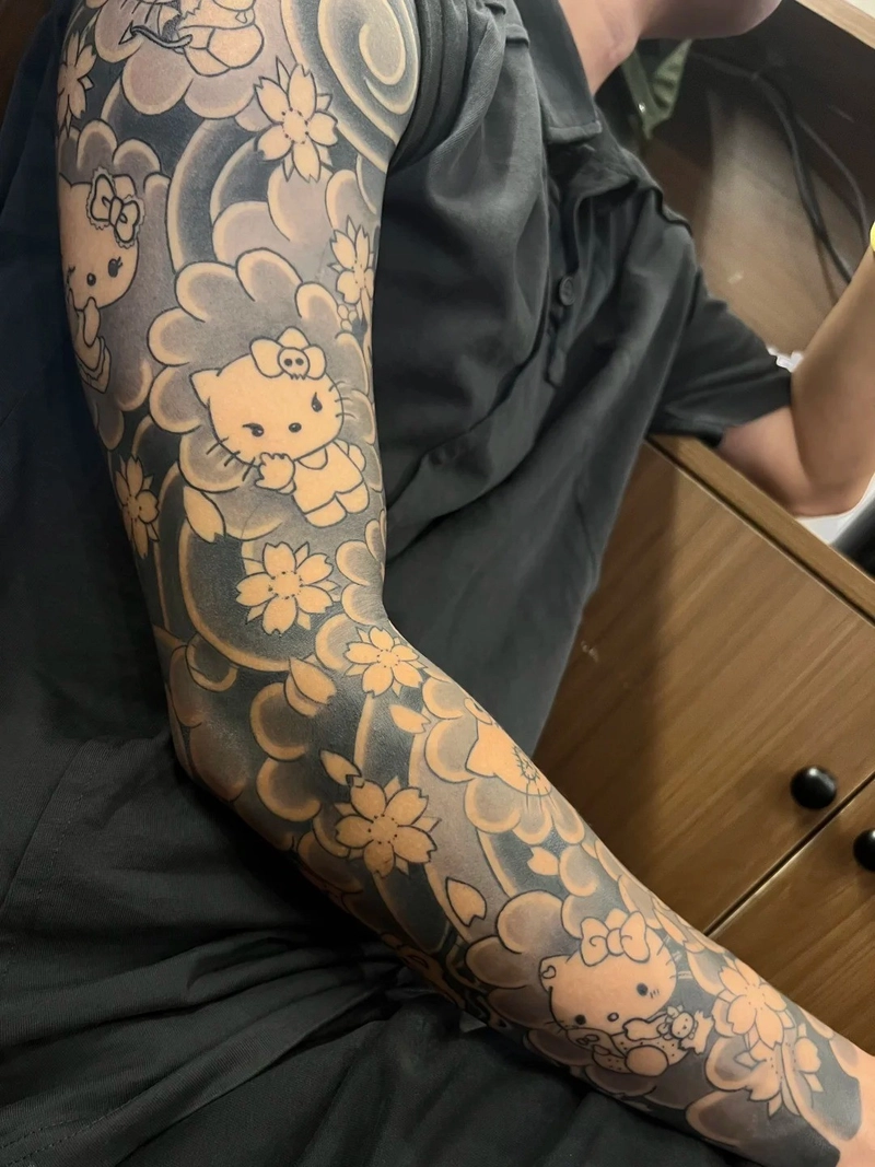 Hình xăm Hello Kitty phong cách Nhật cổ kín tay đen trắng