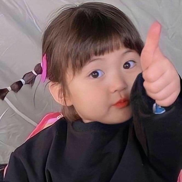 Like meme bé gái buộc tóc hai bên giơ ngón cái xinh