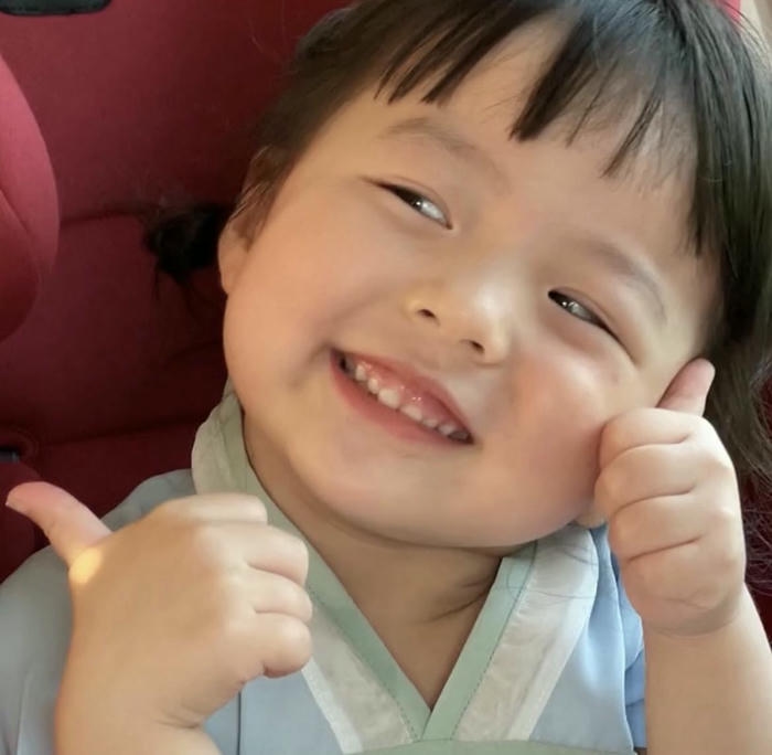 Like meme bé gái cười tươi giơ hai ngón cái đáng yêu