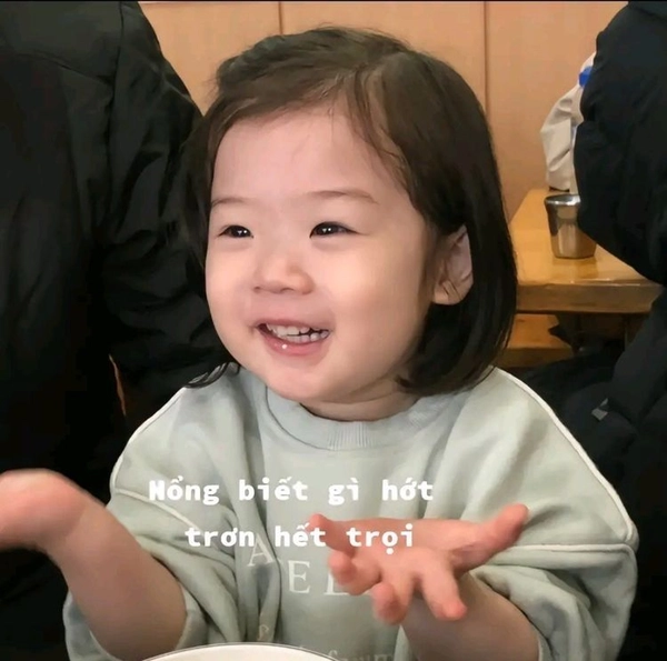 Meme ai biết gì đâu với biểu cảm vui