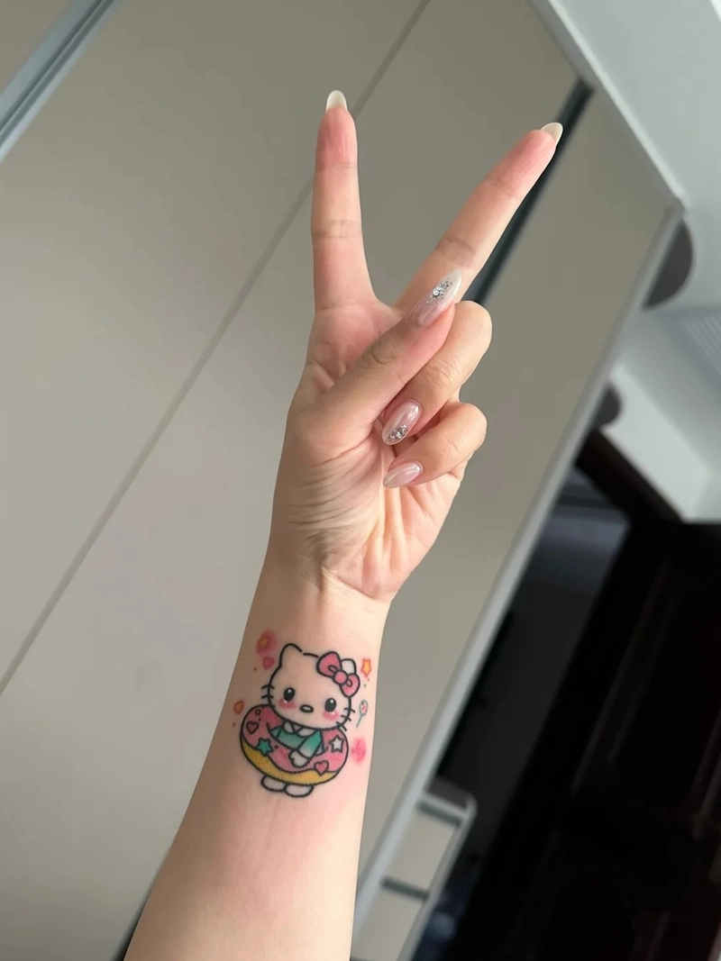 Tattoo Hello Kitty mini ở cổ tay nhỏ nhắn xinh xắn