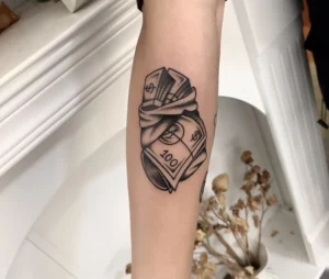 Xăm hình tiền lên tay