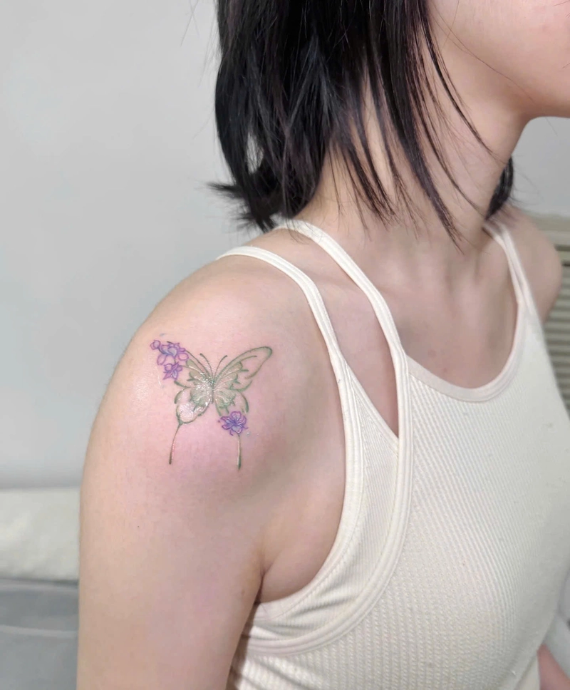 hình xăm bướm ở vai