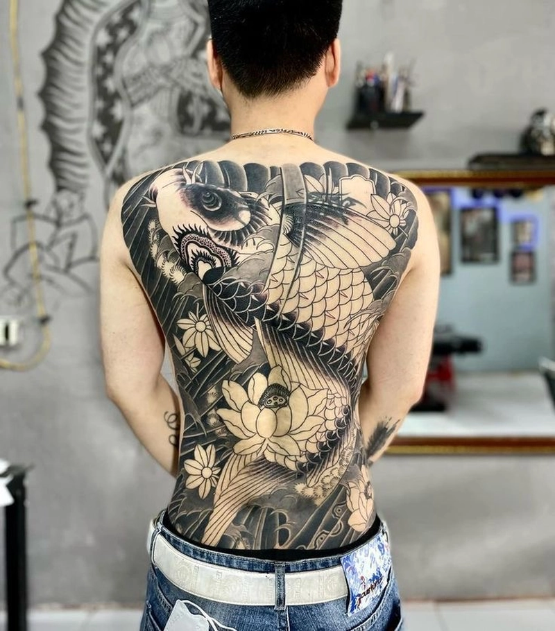 hình xăm cá chép hoa sen đen trắng
