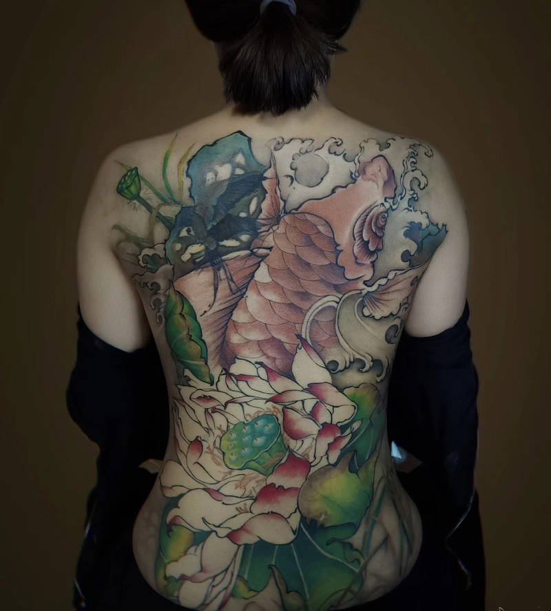 hình xăm cá chép hoa sen kín lưng