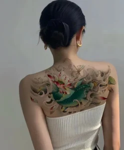 hình xăm cá chép hoa sen nửa lưng