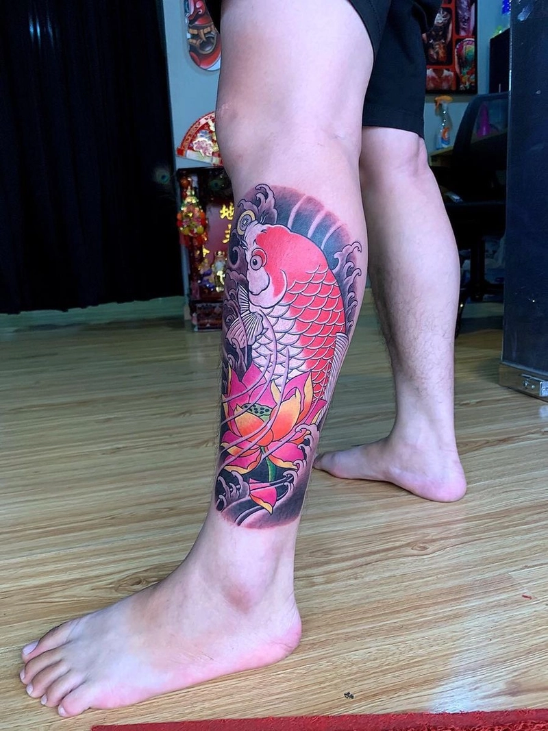 hình xăm cá chép hoa sen ở chân