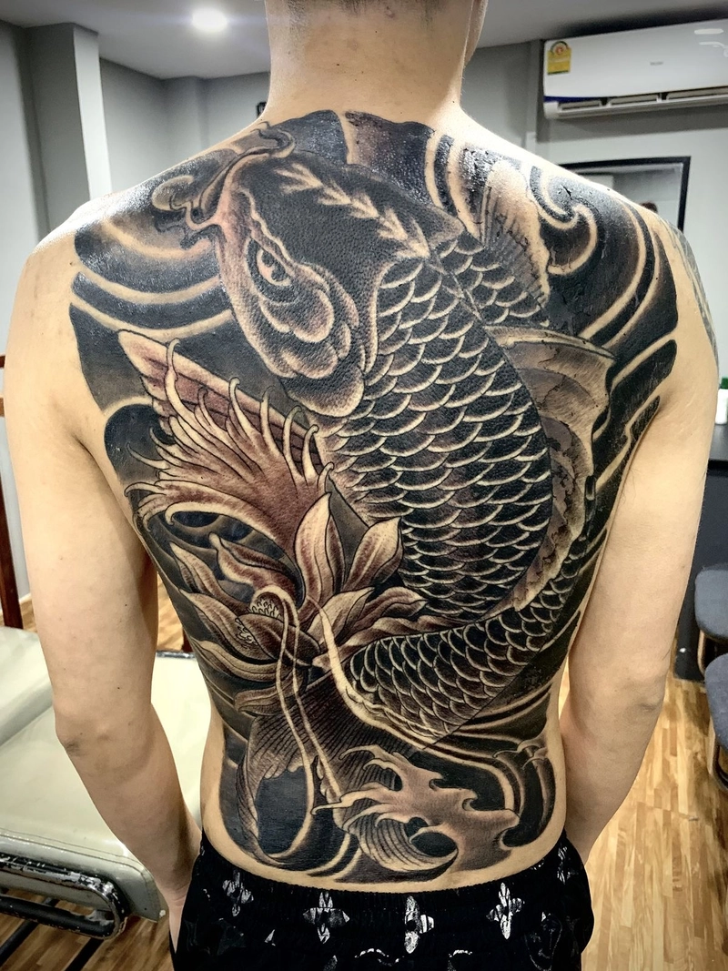 hình xăm cá chép kín lưng đen trắng