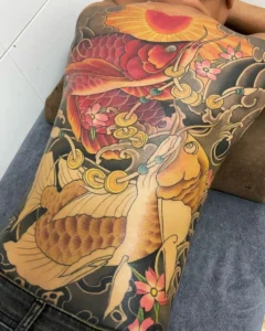 hình xăm cá chép ngậm đồng tiền kín lưng