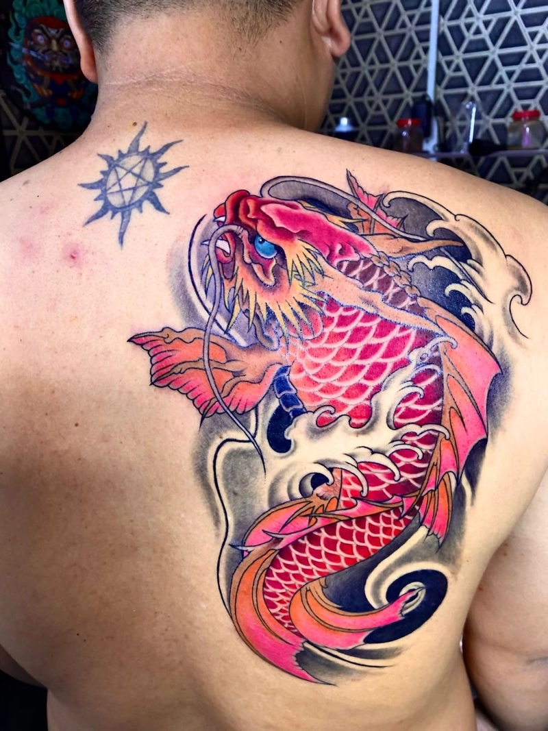 hình xăm cá chép nhỏ ở lưng