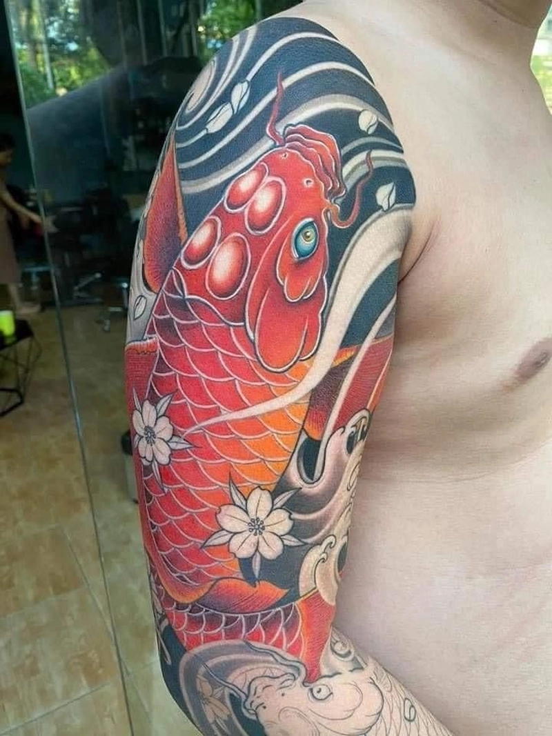 hình xăm cá chép vàng và hoa sen bắp tay