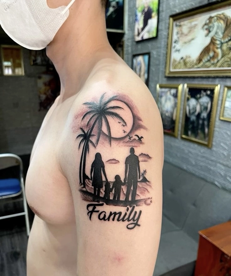 hình xăm chữ family ở bắp tay