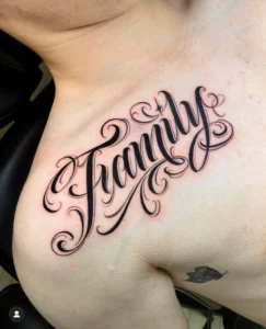 hình xăm chữ family ở ngực