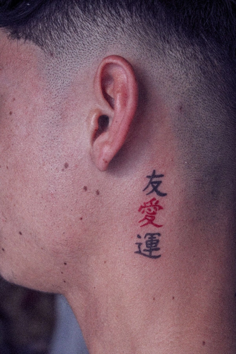 hình xăm chữ hán ở cổ