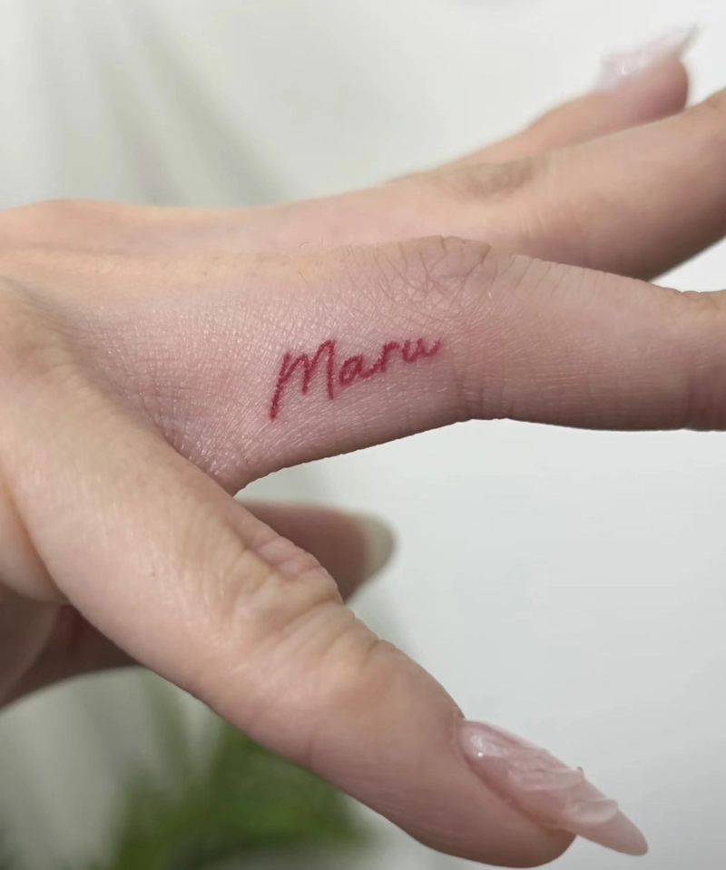 hình xăm chữ màu ở ngón tay