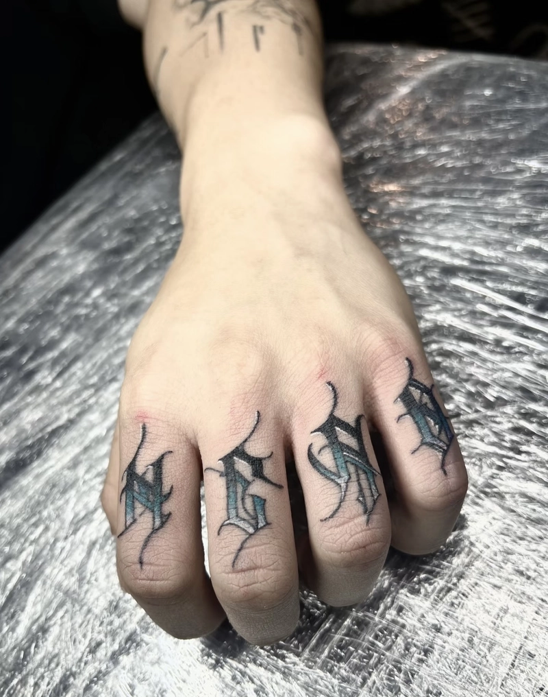 hình xăm chữ ngón tay nam