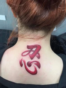 hình xăm chữ nhẫn màu đỏ