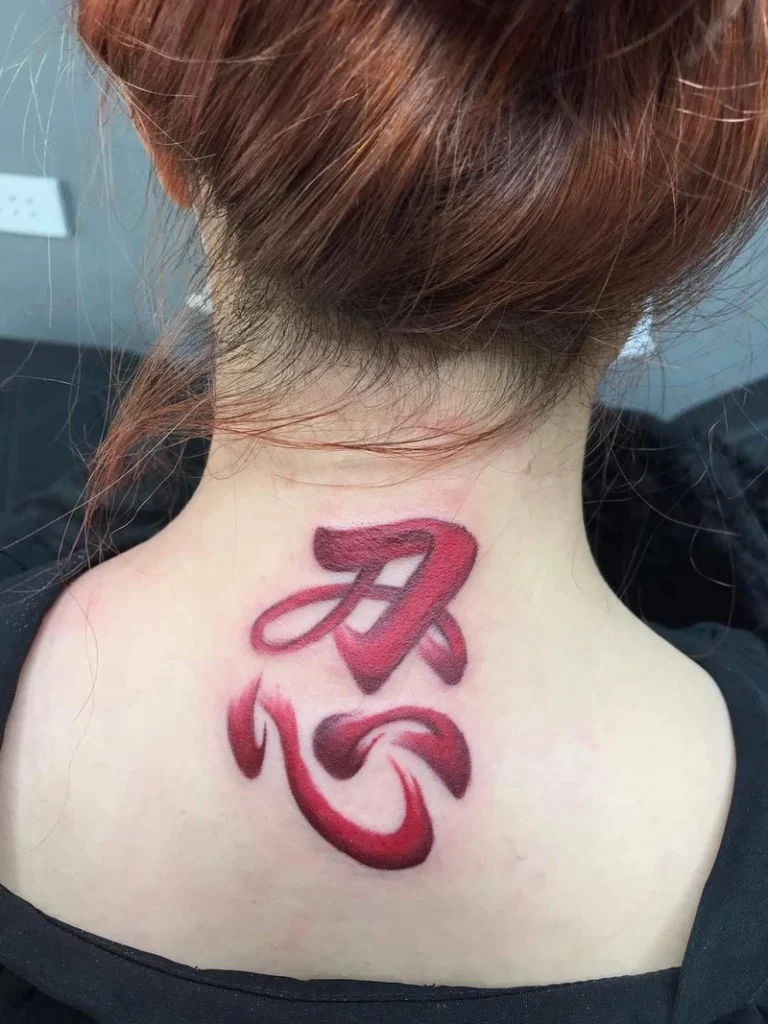 hình xăm chữ nhẫn màu đỏ