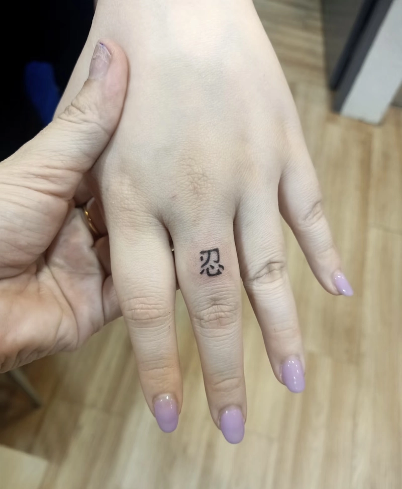 hình xăm chữ nhẫn mini