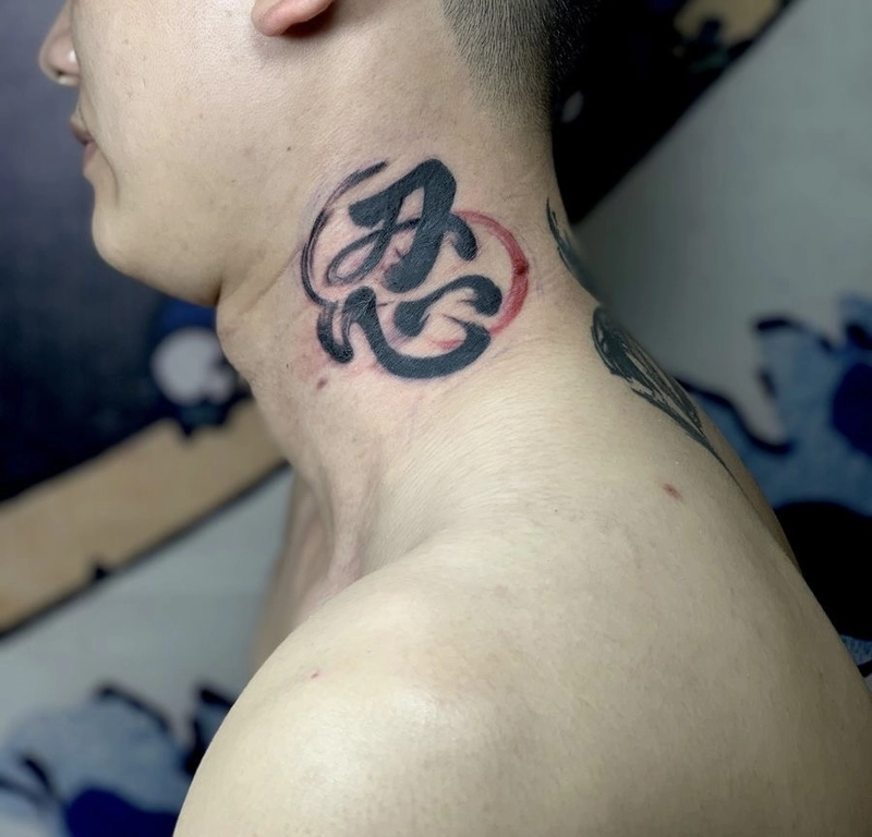 hình xăm chữ nhẫn ở cổ