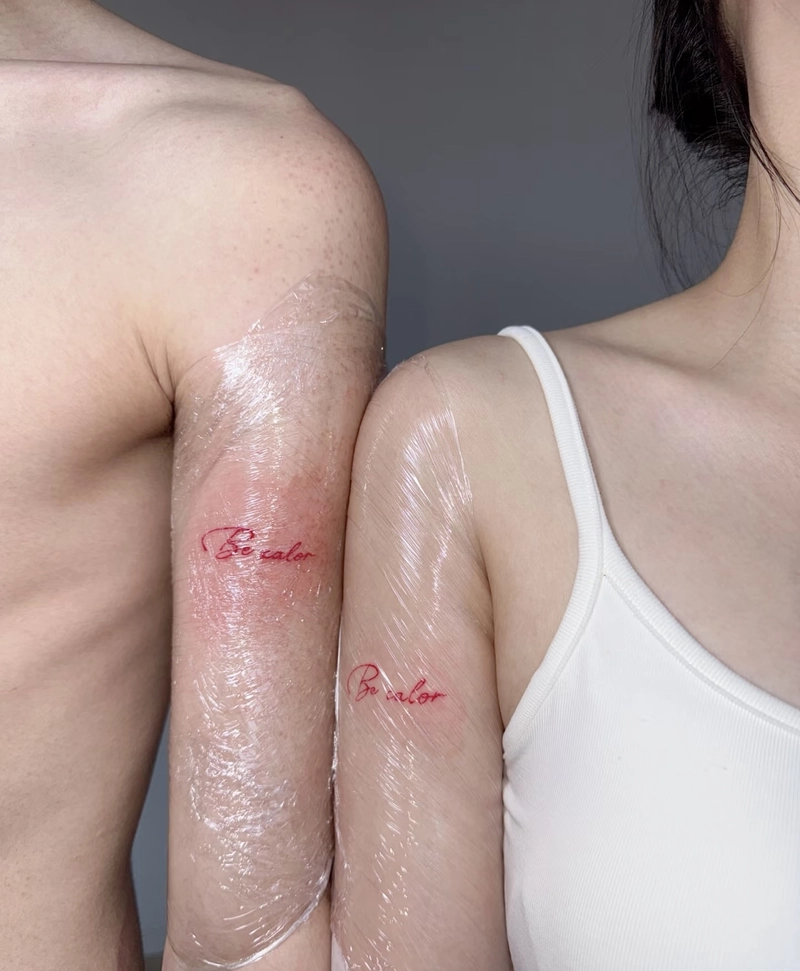 hình xăm chữ ở bắp tay cho couple