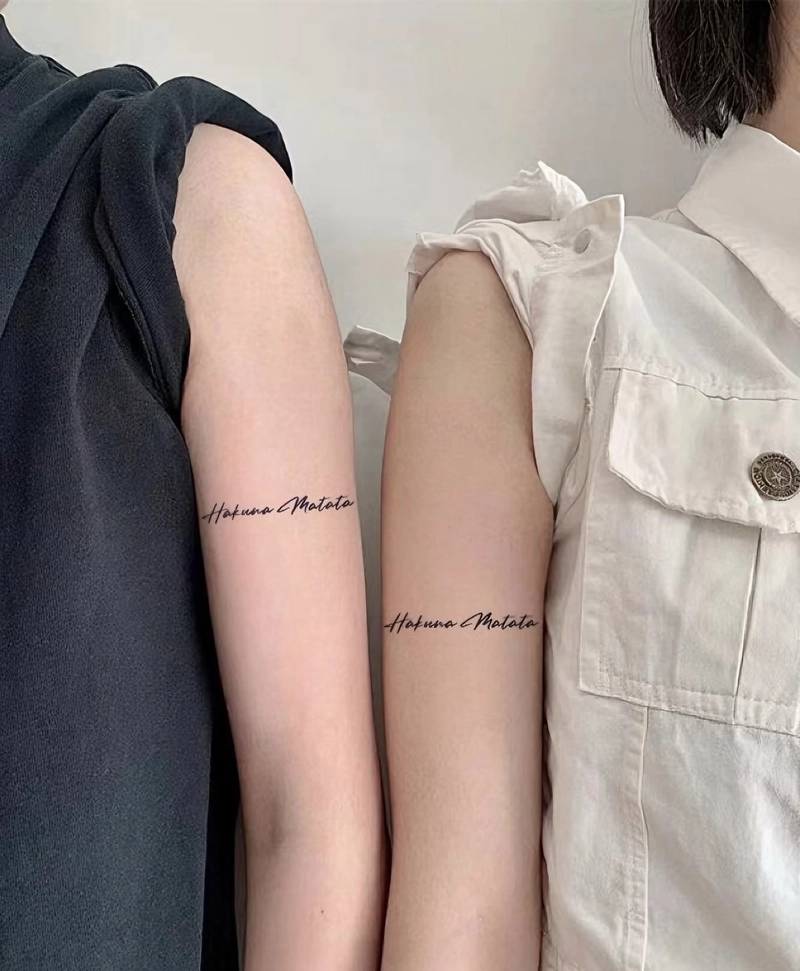 hình xăm chữ ở bắp tay cho đôi