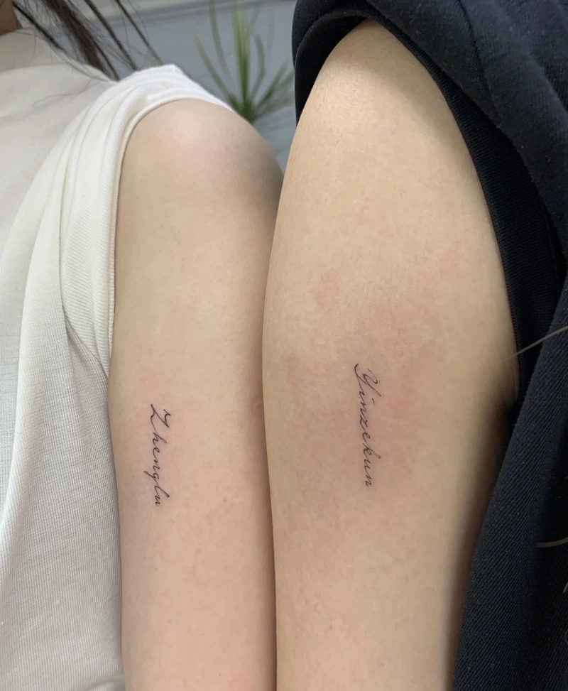 hình xăm chữ ở bắp tay đơn giản cho couple