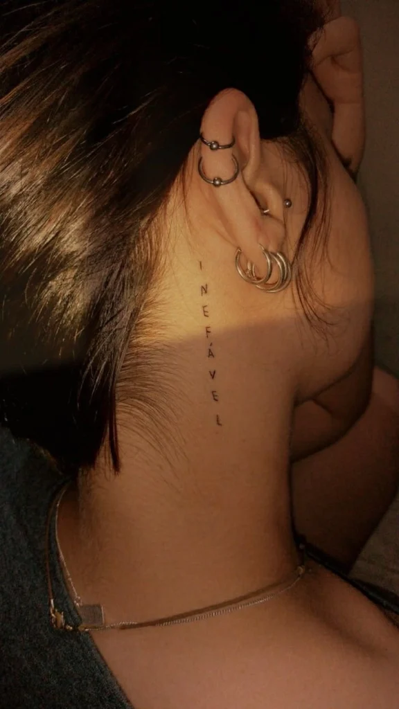 hình xăm chữ ở cổ đơn giản