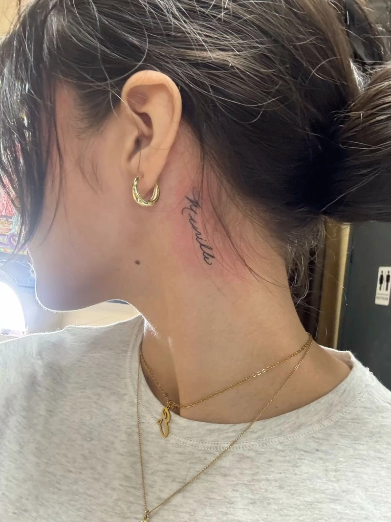 hình xăm chữ ở cổ nữ