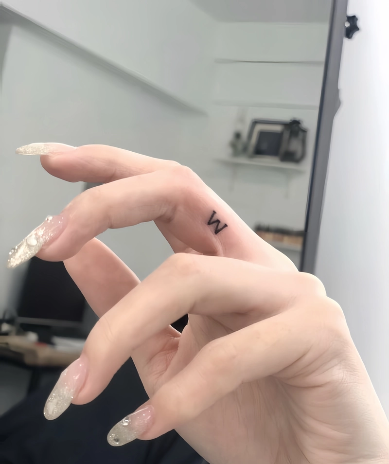 hình xăm chữ ở ngón tay cho nữ