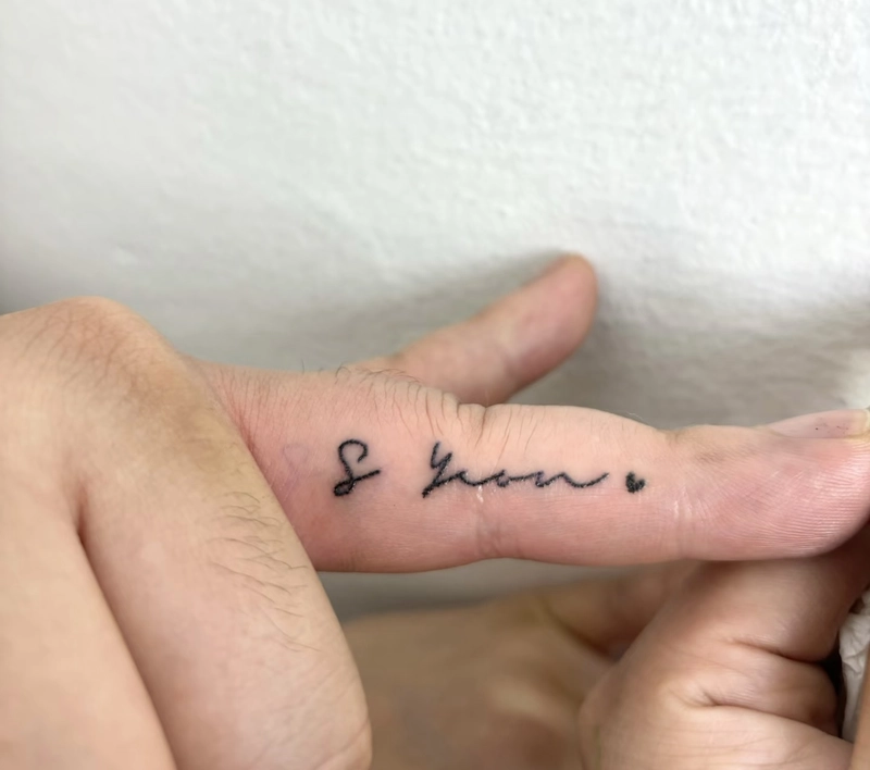 hình xăm chữ ở ngón tay đẹp nhất