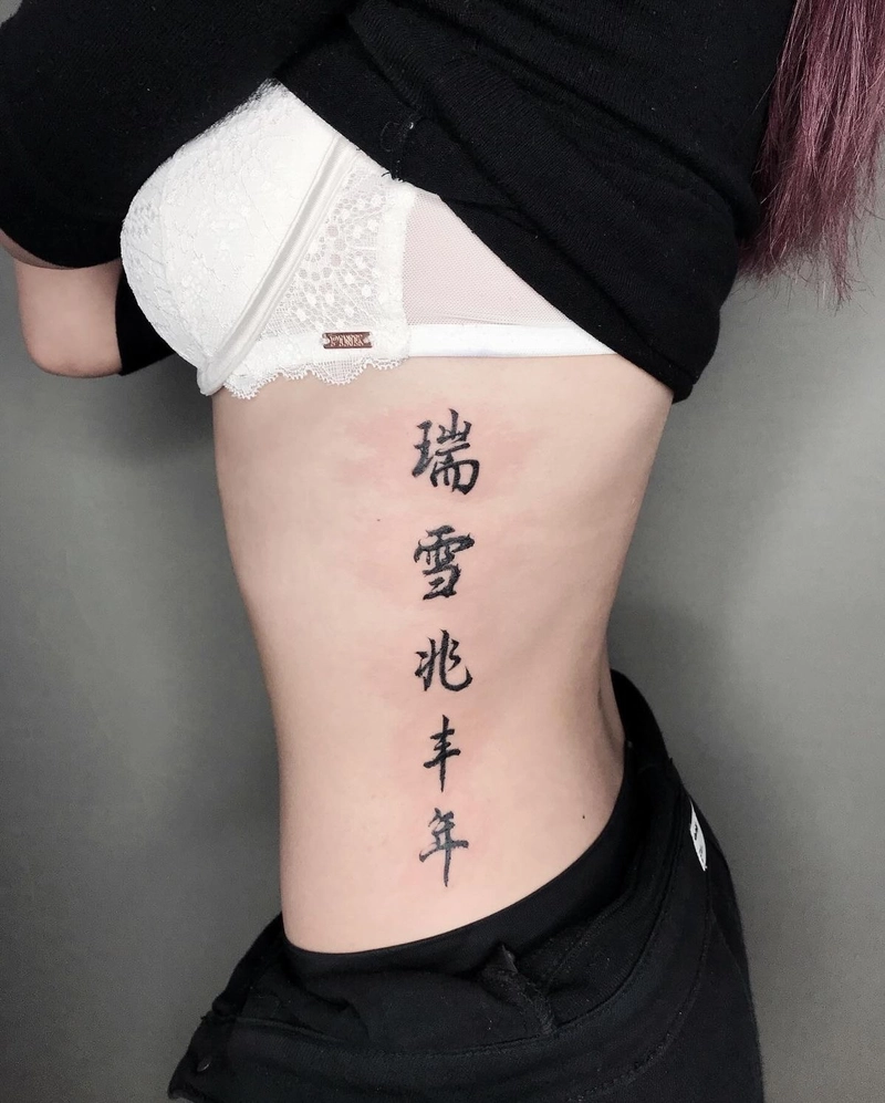 hình xăm chữ tàu ở sườn