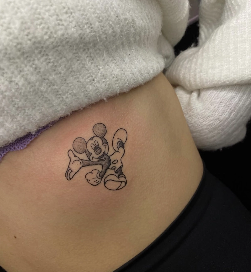 hình xăm chuột mickey cho nữ