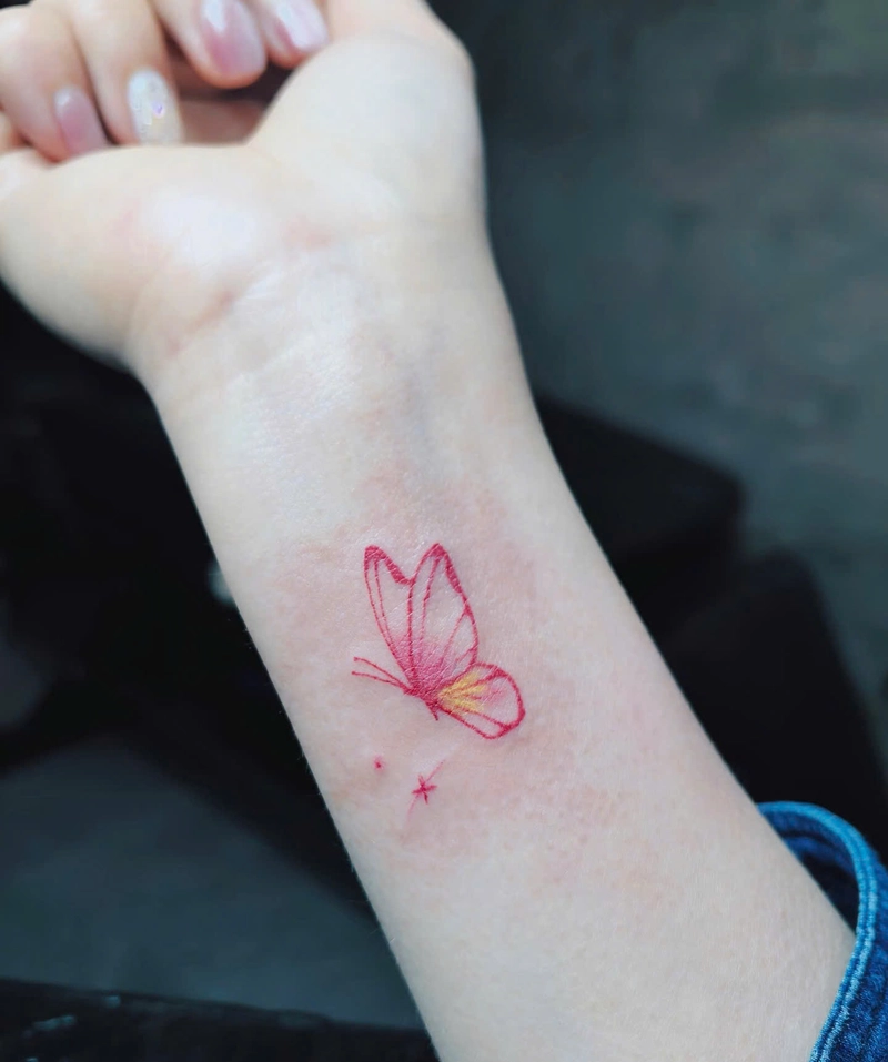 hình xăm con bướm nhỏ ở cổ tay