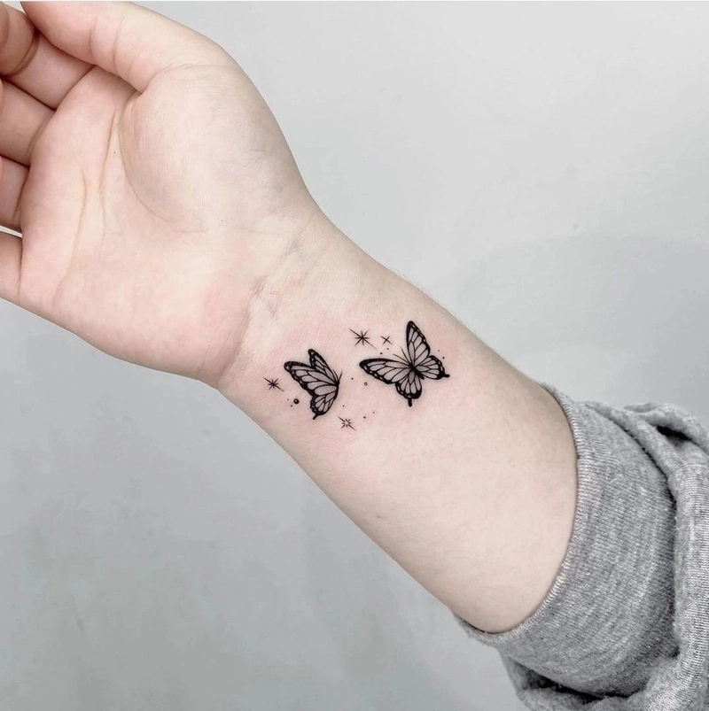 hình xăm con bướm ở cổ tay