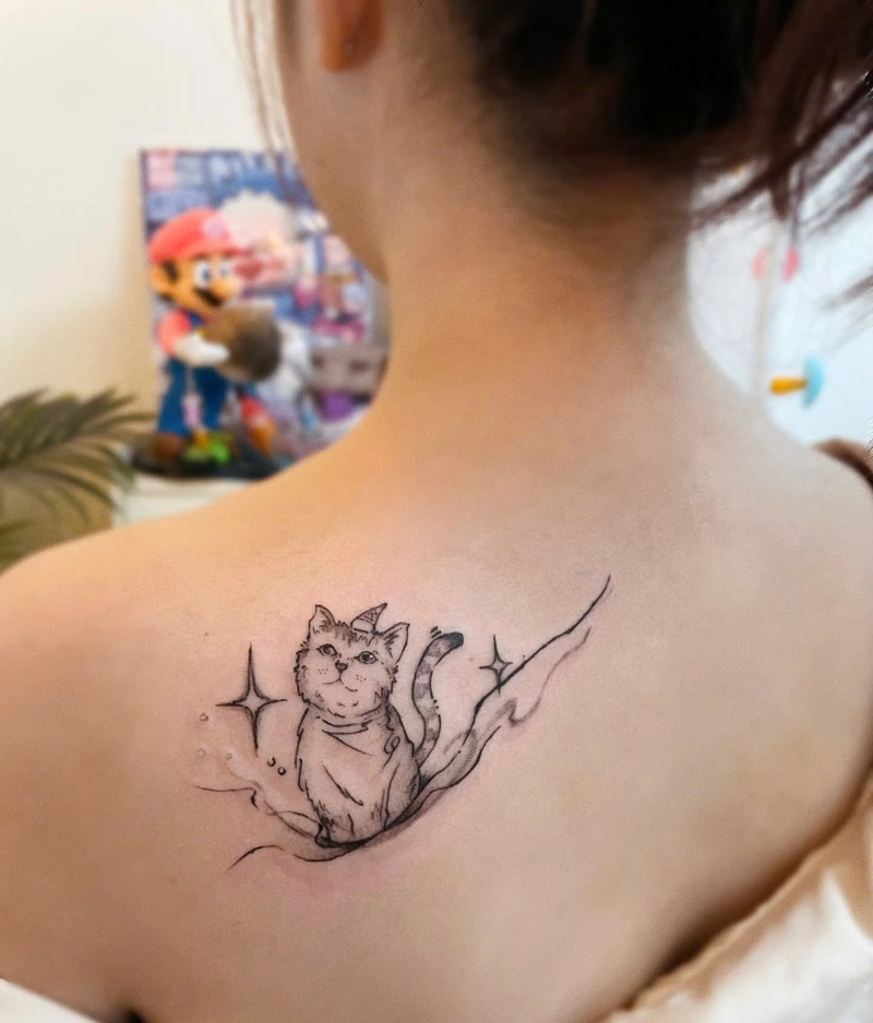 hình xăm con mèo ở lưng