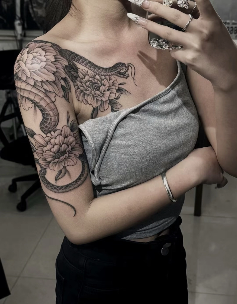 hình xăm con rắn và hoa mẫu đơn