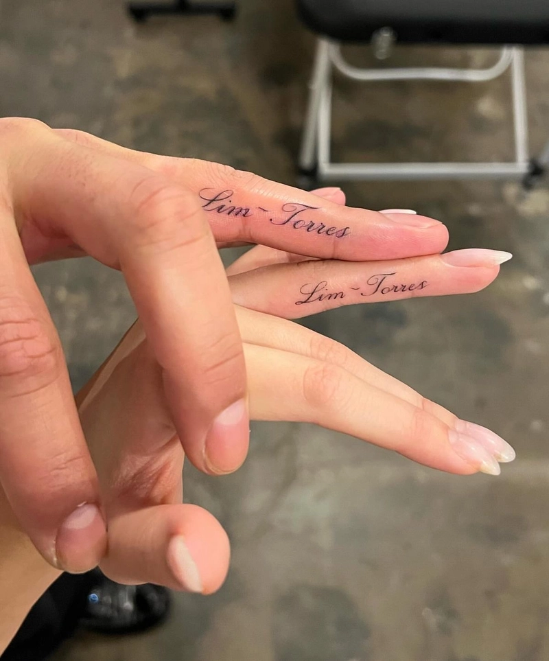 hình xăm couple chữ ở ngón tay