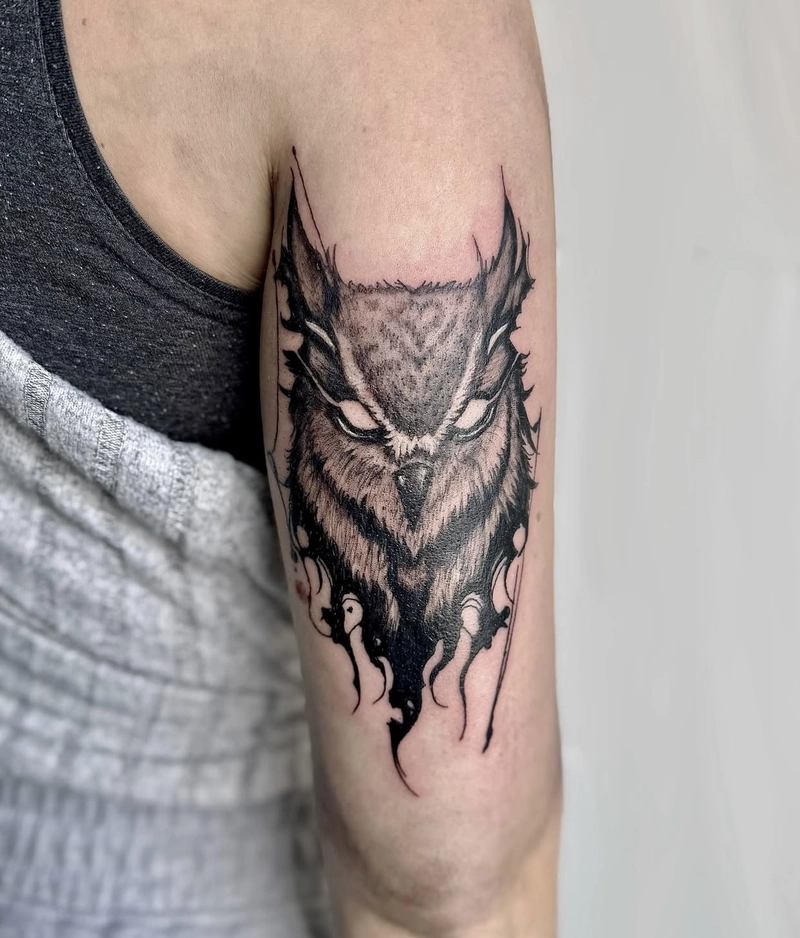 hình xăm cú mèo ở bắp tay