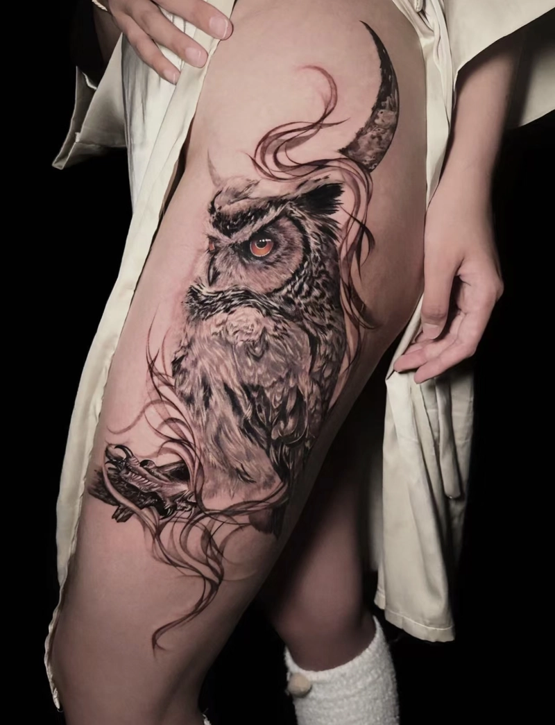 hình xăm cú mèo ở đùi cho nữ