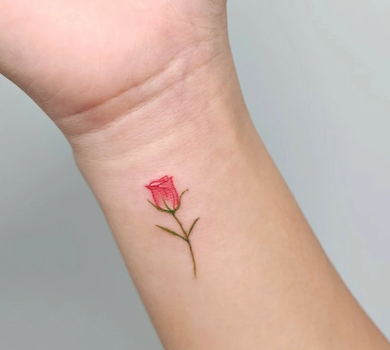 hình xăm hoa hồng nhỏ ở cổ tay